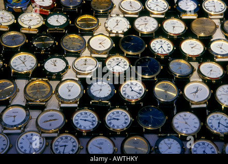Orologi da polso in vendita, Night Bazaar, Bazaar, mercati all'aperto, di mercato, al mercato di Chiang Mai e Chiang Mai Provincia, Thailandia, Sud-est asiatico, in Asia Foto Stock