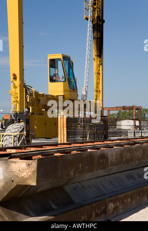 Gantry gruista il sollevamento di un carico pesante cassero in acciaio Foto Stock