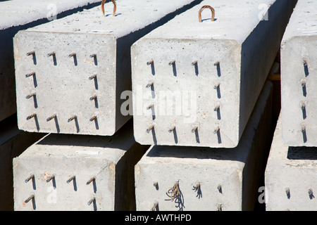 Quadrati di palificazione di cemento con filamento di precompressione sporgente dalla fine Foto Stock