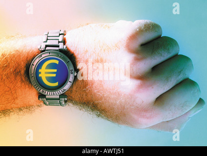 Simbolo dell'euro sull'uomo di orologio da polso. Foto Stock