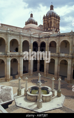 Cortile interno del Santo Domingo Convento, Oaxaca, Messico Foto Stock