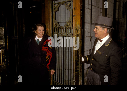 Francese-canadesi, francese-popolo canadese, donna adulta, ospite, il portiere, apertura della porta, chateau frontenac, Quebec city, Provincia di Quebec, Canada Foto Stock