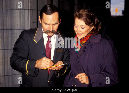 Francese-canadesi, francese-popolo canadese, donna adulta, ospite, uomo adulto, fattorino, chateau frontenac, Quebec city, Provincia di Quebec, Canada Foto Stock