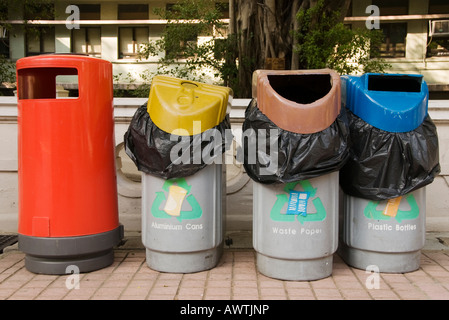 "Cassonetti per il riciclaggio e una gabage può in Hong Kong" Foto Stock