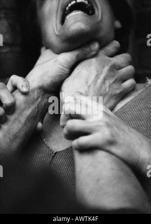 Le mani della donna a strangolo, close-up, b&W Foto Stock