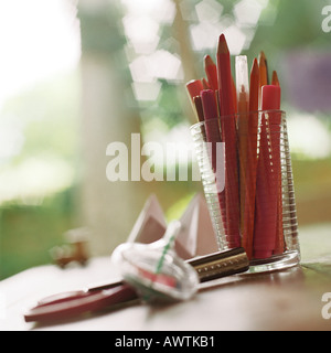 Tazza di matite e pennarelli su tavola Foto Stock
