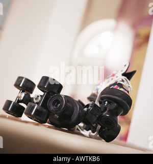 Coppia di pattini a rotelle sul pavimento Foto Stock