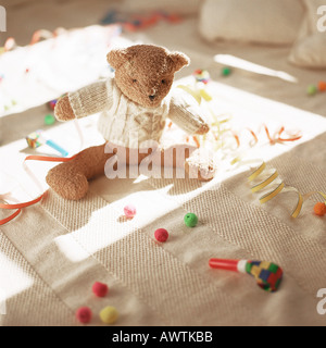 Farcite orsacchiotto sul pavimento con i favori del partito Foto Stock