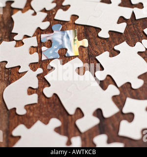 I pezzi del puzzle sparsi sul pavimento Foto Stock