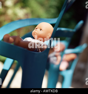 Baby dolls seduti nelle sedie Foto Stock