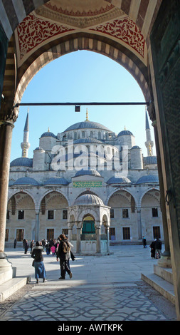 Vista attraverso la porta del cortile principale della storica Moschea Blu (Sultan Ahmet Camii), Istanbul, Turchia. L'edificio è stato completato nel 1616. Foto Stock