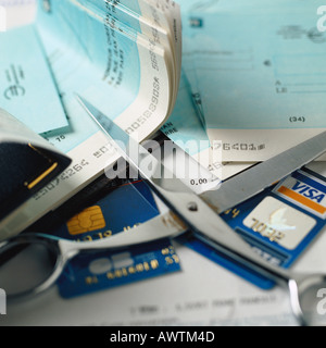 Con forbici per tagliare la carta di credito e assegni Foto Stock