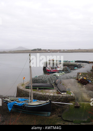 Barche da pesca al porto di Roundstone, Connemara, contea di Galway, Irlanda. Foto Stock