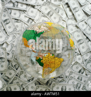 Globo mondo sulla parte superiore degli STATI UNITI Di Dollari Foto Stock