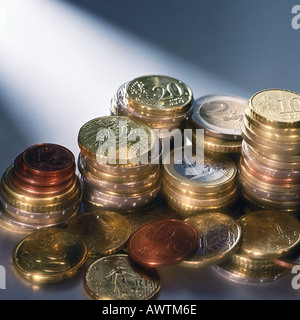 Molte pile assortiti di monete metalliche in euro Foto Stock