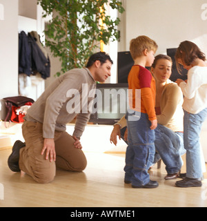 Il padre e la madre guardando i bambini Foto Stock