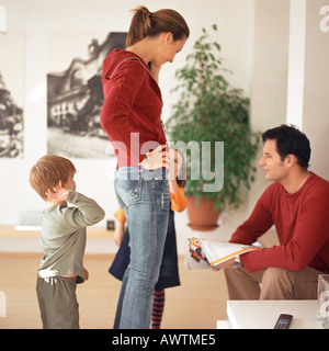 I bambini a parlare con i genitori Foto Stock