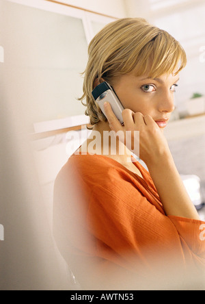 Teen ragazza utilizzando il telefono cellulare percorrendo lateralmente in telecamera Foto Stock