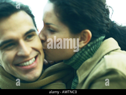 Donna Uomo bacio sulla guancia, close up Foto Stock