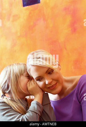 Whispering Figlia di madre. Foto Stock