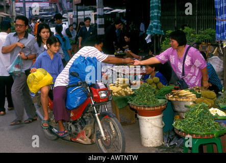 Tailandese donne, i fornitori di prodotti alimentari, frutta e verdura, fornitori di mercato, Chiang Mai e Chiang Mai Provincia, Thailandia, Sud-est asiatico, in Asia Foto Stock