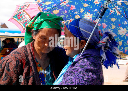 Laos Phonsavan donne anziane spettegolare nel mercato Foto Stock