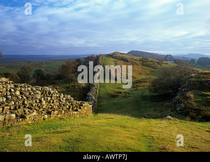 Il sentiero costeggia il vallo di Adriano a balze Walltown nel Parco nazionale di Northumberland, England, Regno Unito Foto Stock