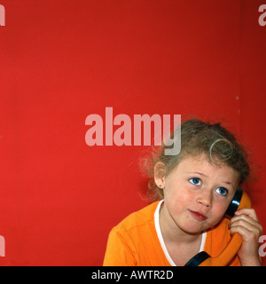 Bambina con il telefono Foto Stock