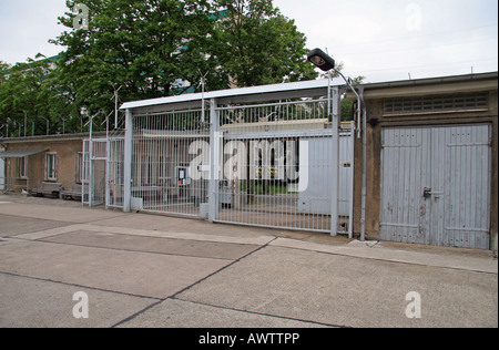 L'ingresso dell'ex centro di interrogatori e della prigione della Stasi, Hohenschönhausen, Berlino Est, Germania. Foto Stock