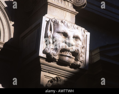 Sculture grottesche sulla facciata barocca della chiesa di Ospedaletto da Baldassarre Longhena Sestier di Castello Venezia Veneto Italia Foto Stock