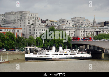 Attraverso il fiume Tamigi guardando verso Waterloo Bridge e la città di Londra, Inghilterra Foto Stock