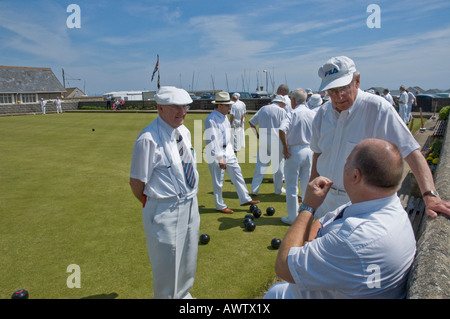 Gli uomini gioco delle bocce a Lyme Regis bowling club Dorset Inghilterra Foto Stock