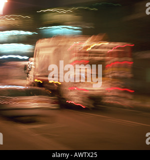 A tarda notte il traffico, con esposizione lunga Foto Stock