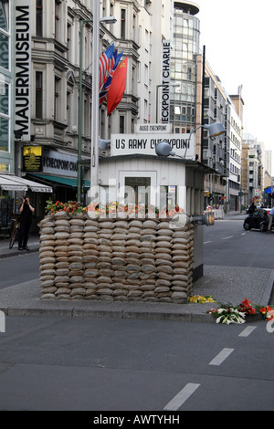 Il Checkpoint Charlie, il viale Friedrichstraße, Berlino, Germania. Foto Stock