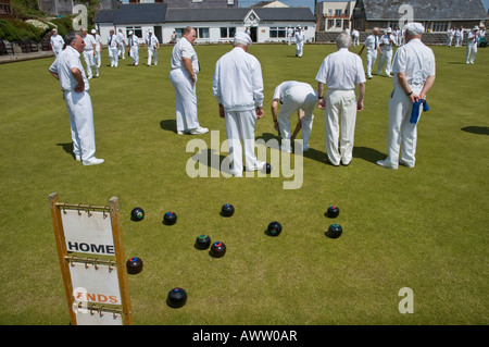 Gli uomini gioco delle bocce a Lyme Regis bowling club Dorset Inghilterra Foto Stock