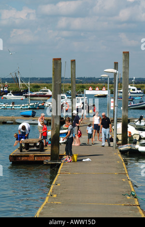 West Mersea famiglie utilizzando floating quay pontoon per pescato granchi Foto Stock