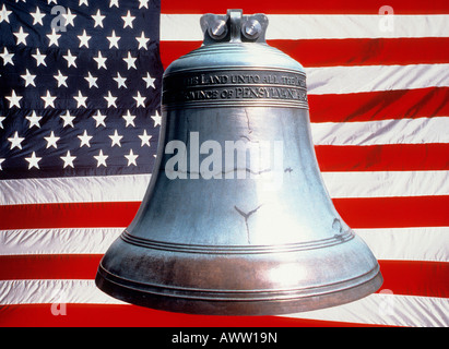 Liberty Bell e la bandiera americana simbolo della libertà e della democrazia nello Stato Uniti d'America. Foto Stock