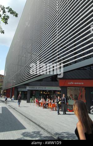 Riqualificazione di Southwark sito incluse a livello di strada negozi e caffetterie con sedi verticali convergenti Foto Stock