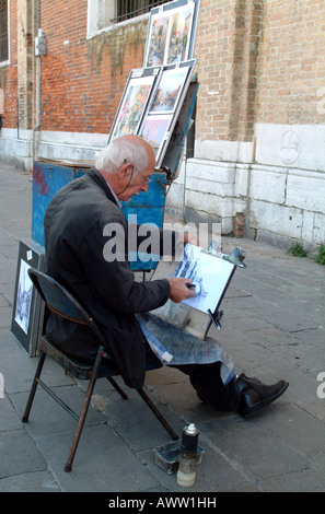 L'artista di strada delineando nei pressi del Ponte di Rialto, Venezia, Italia Foto Stock