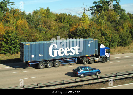 M25 Autostrada strade camion Geest traino rimorchio contenitore Foto Stock