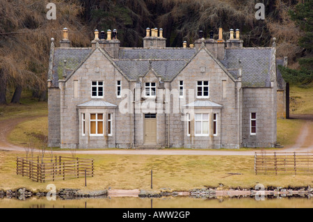 Glas-allt Shiel house o lodge sulle rive di Loch Muick, parte di Balmoral station wagon Foto Stock