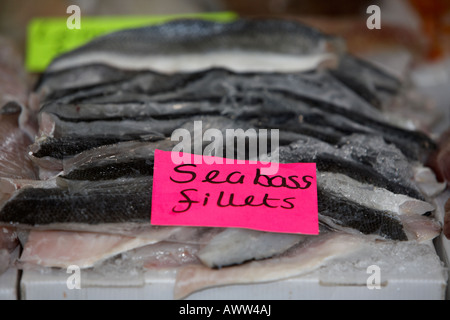 Filetti di branzino con segno su un pescivendoli pesce fresco stallo a un mercato coperto Foto Stock