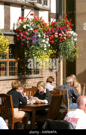 Manchester Millennium trimestre Old Wellington Inn al fresco sotto diners coloratissimi cesti pendenti Foto Stock