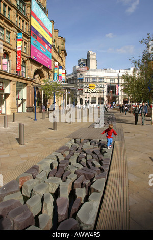 Manchester Millennium trimestre Exchange Square il triangolo Corn Exchange bambino che gioca sulla scultura di ardesia Foto Stock