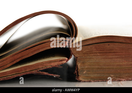 Vecchio vestito di stracci aperto le pagine del libro closeup isolati su sfondo bianco Foto Stock