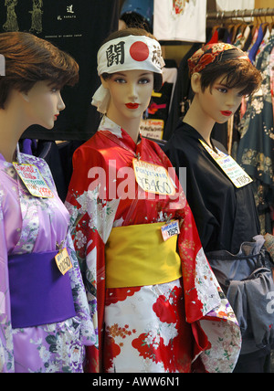 Manichini in kimono, Nakamise area dello shopping vicino al Tempio di Sensoji, Asakusa, Tokyo Giappone Foto Stock