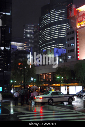 Tokyo street con taxi a notte piovosa Foto Stock