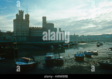 Caernarvon Castle XIII sec. fortezza che sovrasta il Menai rettilinei costruito da Edward 1a Gwynedd Foto Stock