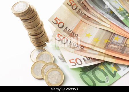 Banconote e monete in euro Foto Stock