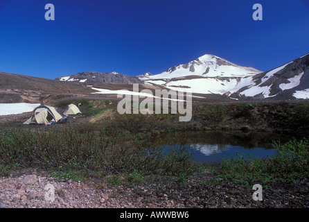 Campo in tenda sotto il Vulcano Novarupta duomo di lava e Trident vulcano Valle dei fumi 10000 Katmai National Park in Alaska Foto Stock